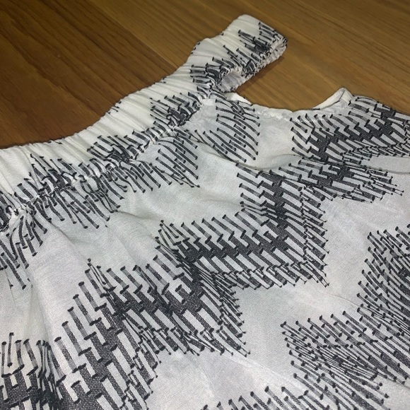 Cute crop off the shoulders top - Picture 2 of 3